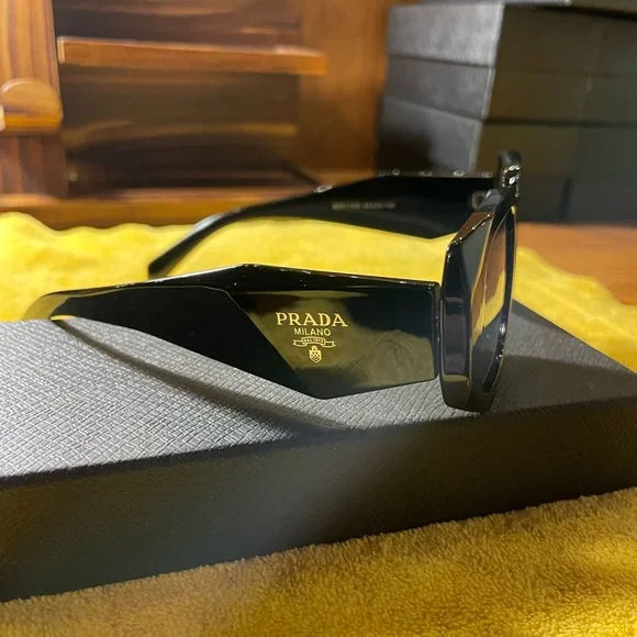 Prada PR 17WS
Black Frames
Shaded Lens
100% Authentic
Double Prada Box - Picture 8 of 10